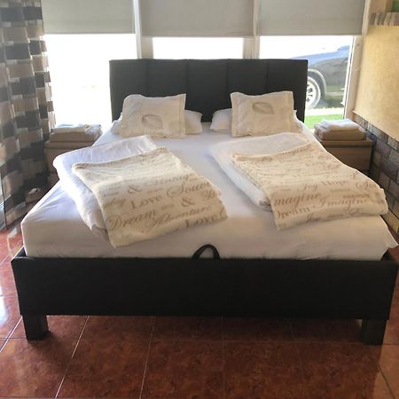 Regina Delux Apartman غيولا المظهر الخارجي الصورة