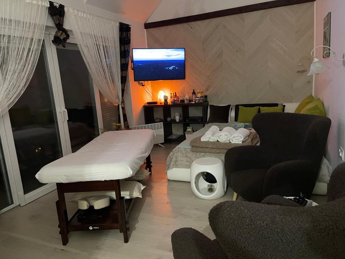 Regina Delux Apartman غيولا المظهر الخارجي الصورة