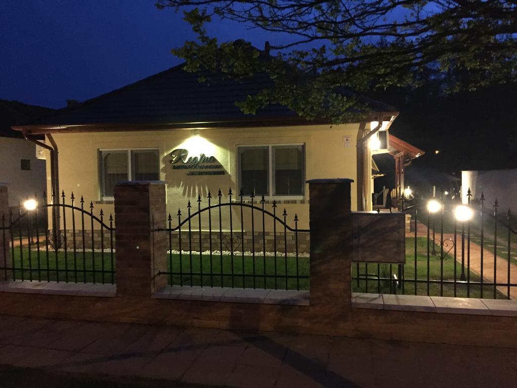 Regina Delux Apartman غيولا المظهر الخارجي الصورة