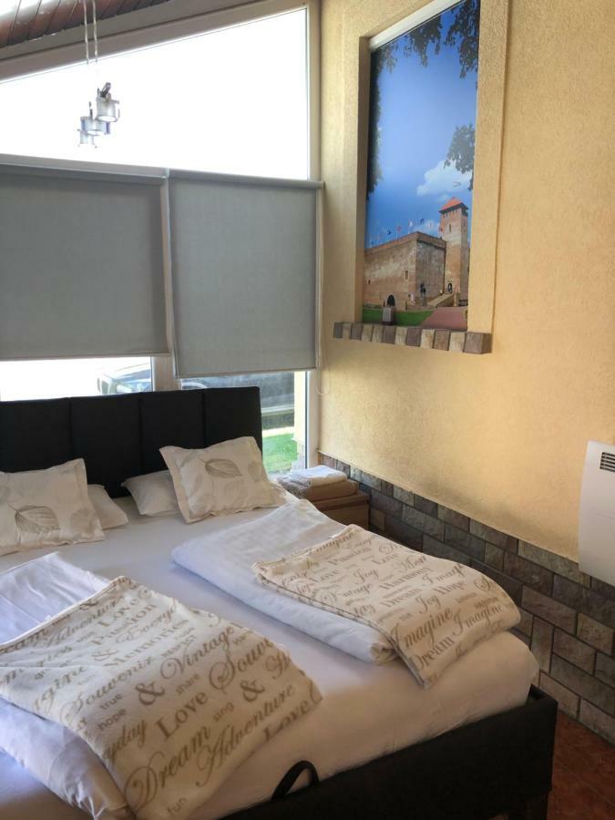 Regina Delux Apartman غيولا المظهر الخارجي الصورة