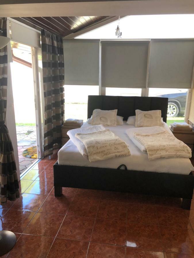 Regina Delux Apartman غيولا المظهر الخارجي الصورة