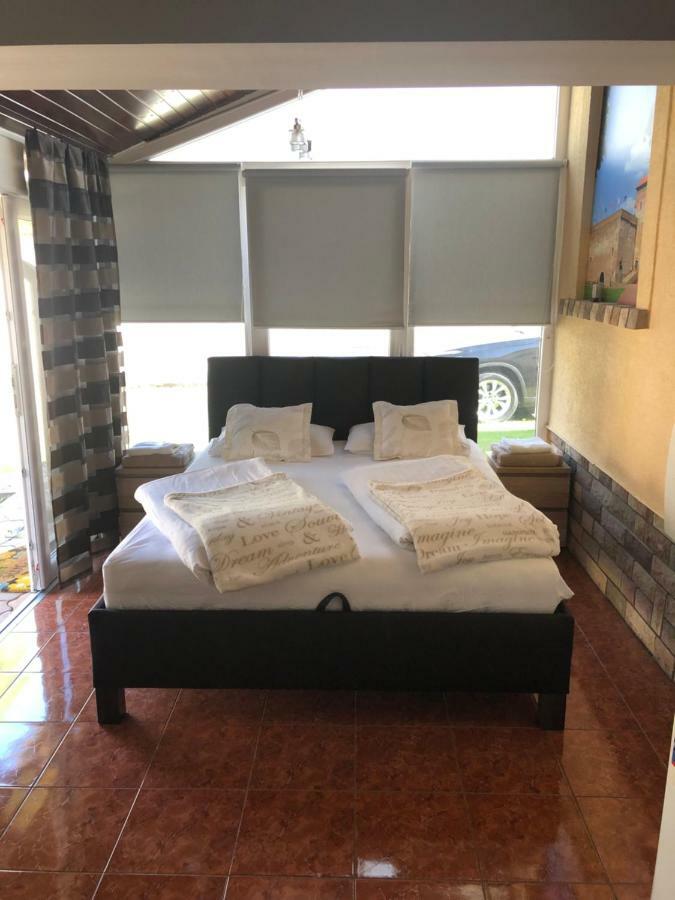 Regina Delux Apartman غيولا المظهر الخارجي الصورة